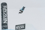 Maxence Tevelle dropping sous la neige. A vous de deviner qui est le sponsor de cet event.