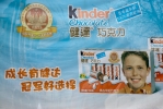 Kinder fait travailler les enfants européens pour vendre des produits aux chinois.