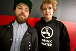 Bryan Fox et Austin Smith boivent de l\'eau