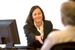 Quand Patricia signe un gros contrat, elle est contente.