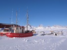 Bateau rouge et neige blanche.