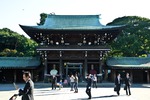 Téléphones, temple, kimonos et uniformes