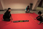 Florian B-G, bénévole célibataire s'occupe du tapis rouge