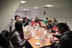 DJ little Tune s'offre un repas avec les bénévoles